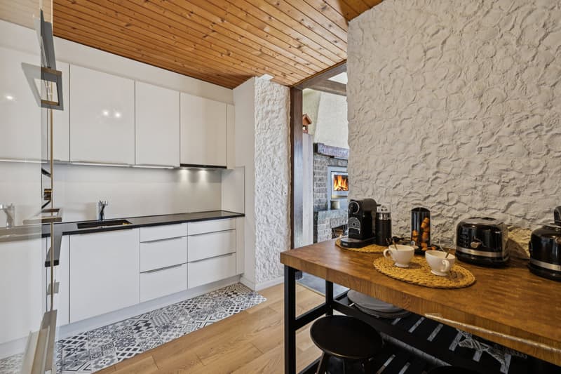 In Villars, 4-room apartment, bright, renovated, with private entrance, possibility for business (9)