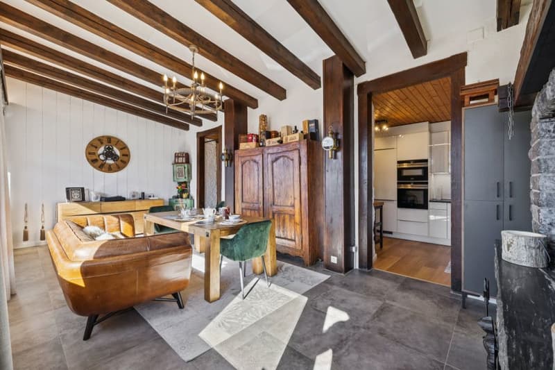 In Villars, 4-room apartment, bright, renovated, with private entrance, possibility for business (8)