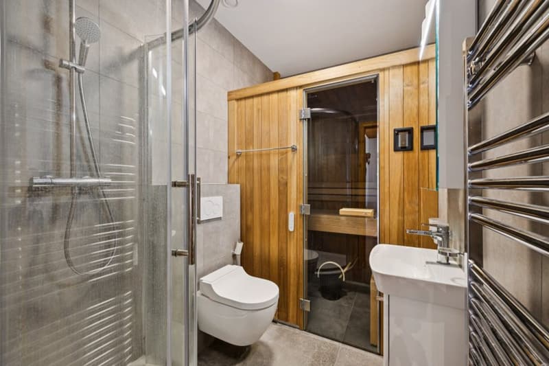 In Villars, 4-room apartment, bright, renovated, with private entrance, possibility for business (13)