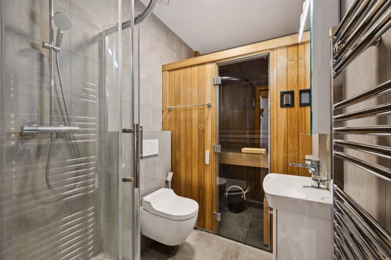 In Villars, 4-room apartment, bright, renovated, with private entrance, possibility for business (13)