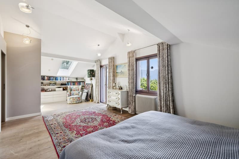 Belle suite parentale avec accès direct à un balcon privatif, offrant calme, confort et une agréable vue sur la nature.