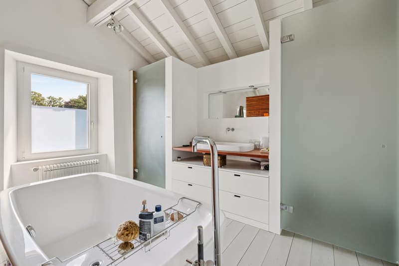 Salle de bains attenante à la master