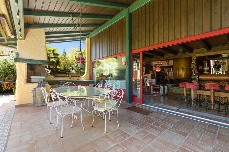 Property with Mediterranean garden and strong construction potential (9)