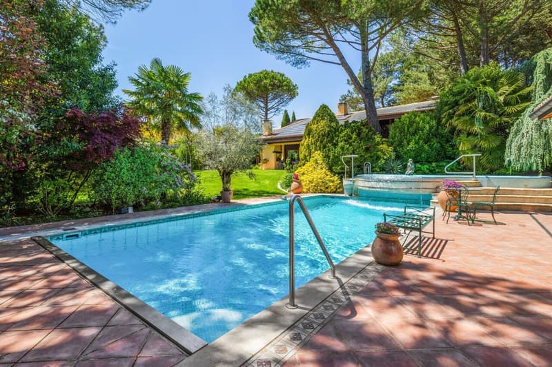 Property with Mediterranean garden and strong building potential (1)