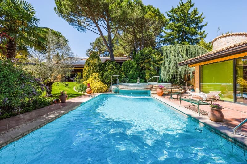 Property with Mediterranean garden and strong construction potential (1)