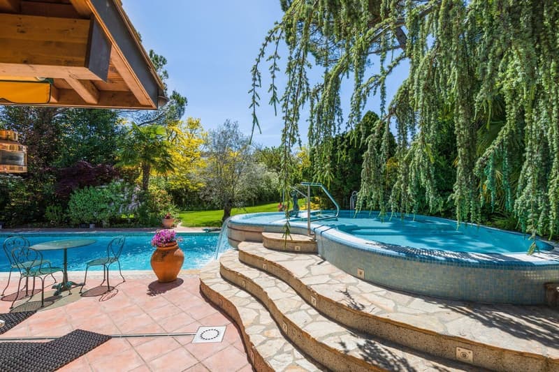 Property with Mediterranean garden and strong construction potential (3)