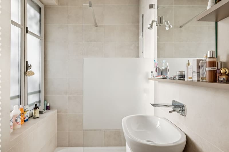 La salle de douche attenante à la seconde suite