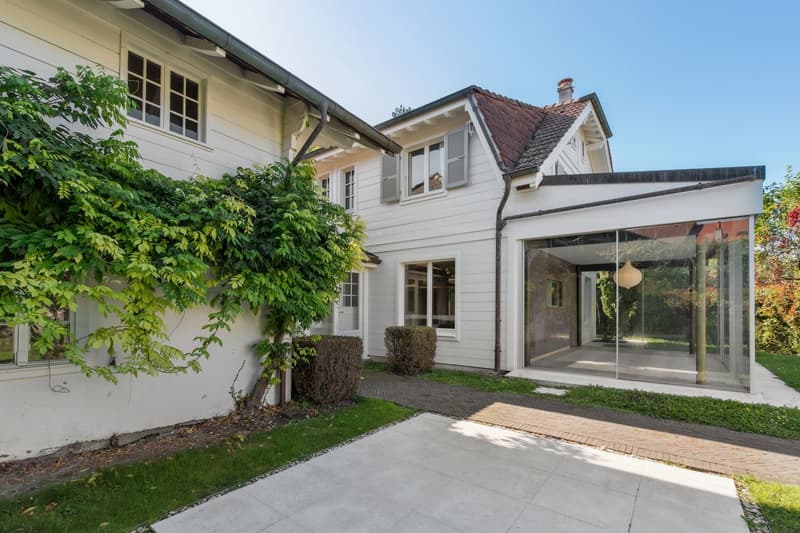 Magnificent renovated family property in the heart of Bellevue (2)