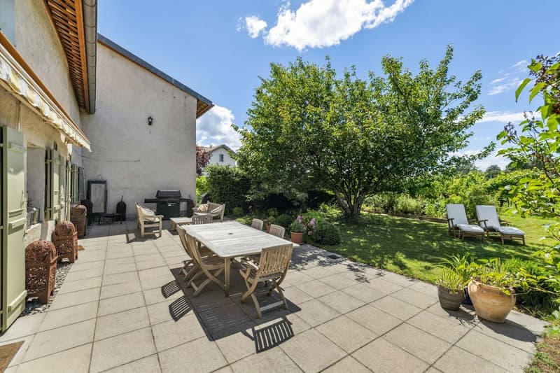 Beautiful house with character in the heart of Jussy (7)