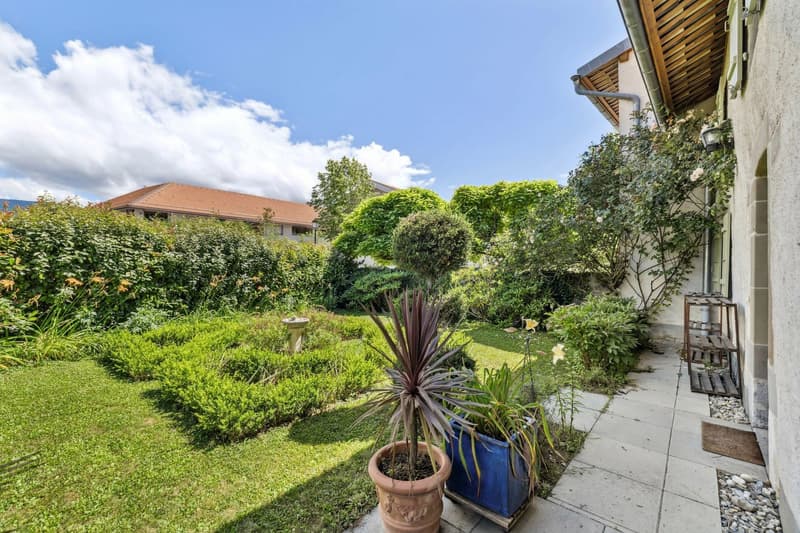 Beautiful house with character in the heart of Jussy (9)