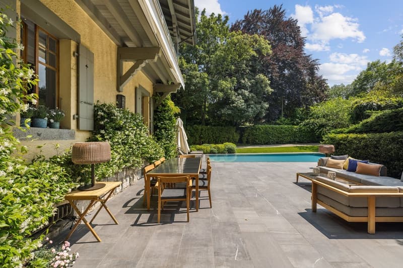Grande terrasse avec cuisine d'été complète et la piscine