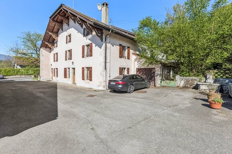 La grande cour pouvant accueillir plusieurs véhicules