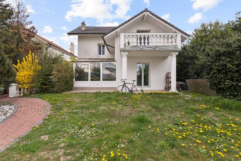 Large renovated house with high rental potential - Garden with pool (2)