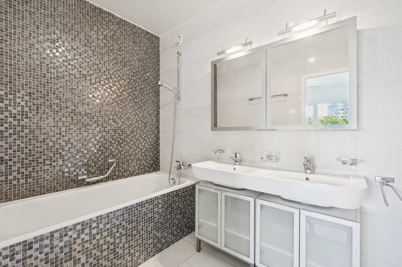 Salle de bains en enfilade de la suite parentale