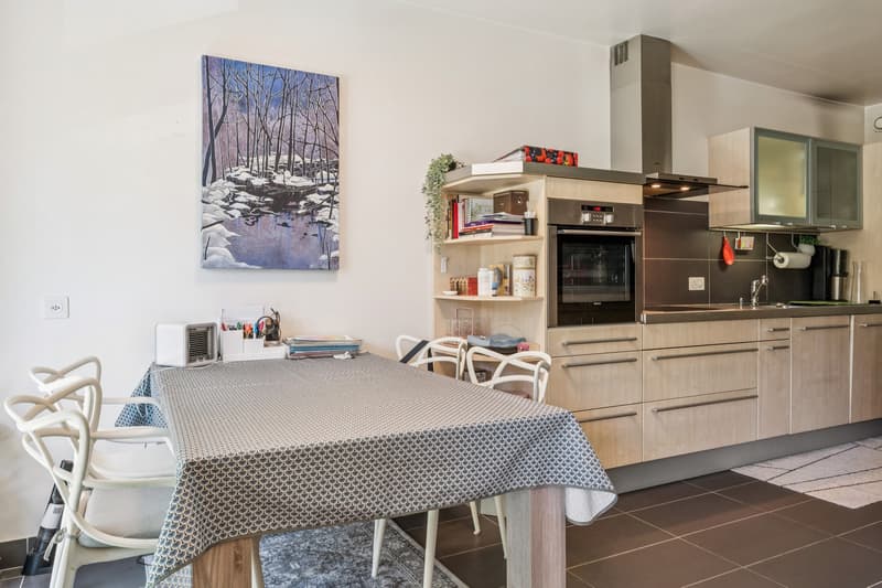 Espace salle à manger attenant à la cuisine