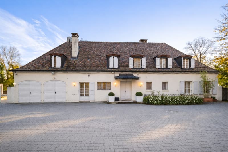 Beautiful home in a picturesque setting (1)