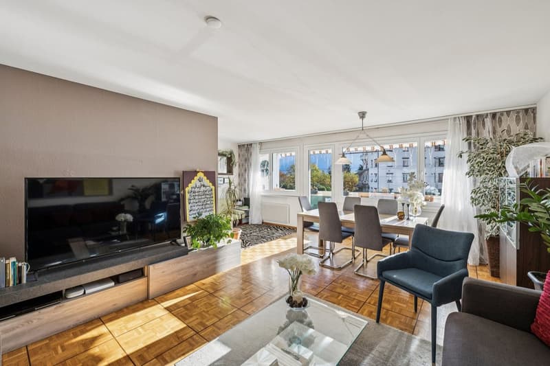Wohnung mit 4,5 Zimmern und Balkon (1)