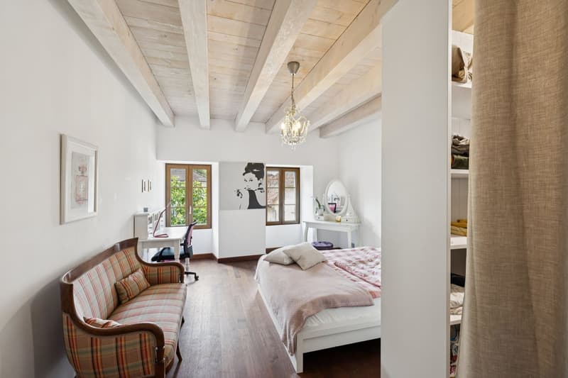 Unique villa with spacious rooms and lake view (13)