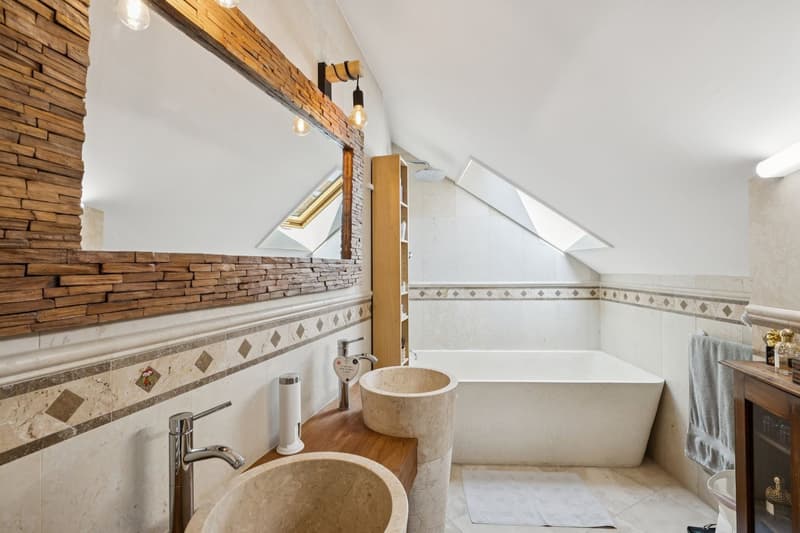 Unique villa with spacious rooms and lake view (9)