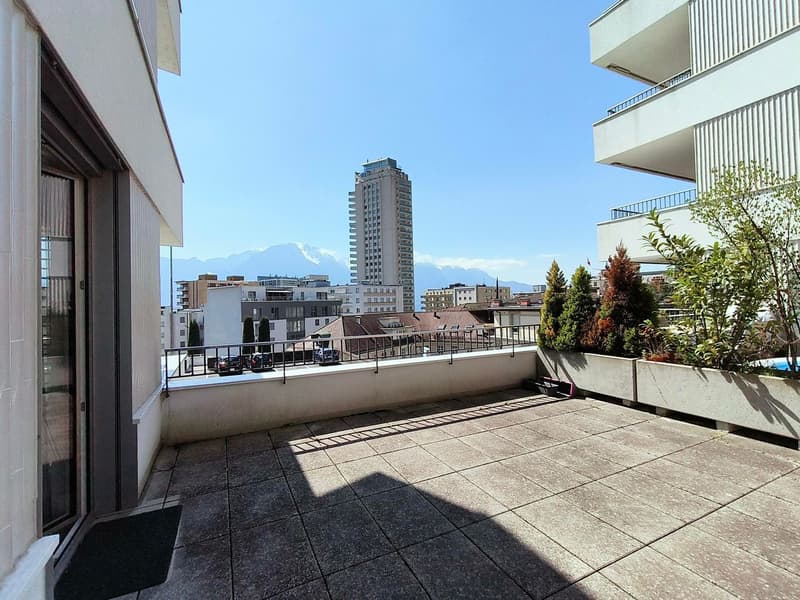 Appartamento recente con grande terrazza e balcone nel centro città (4)