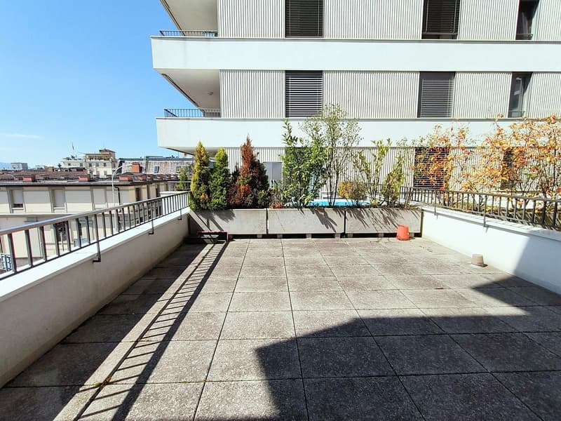 Appartamento recente con grande terrazza e balcone nel centro città (5)