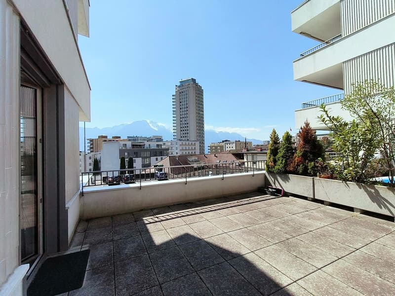 Recent apartment with large terrace and balcony in the city center (4)