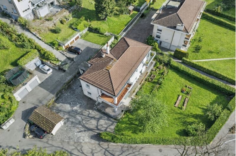 In a single-family home, 4 1/2 rooms with terrace and private garden (1)