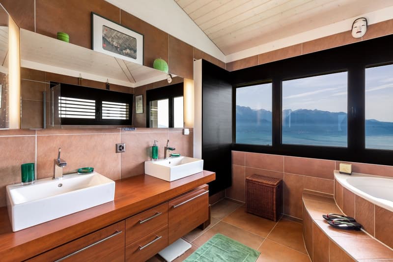 Superba villa contemporanea con vista a 180 gradi sul lago e le Alpi (12)