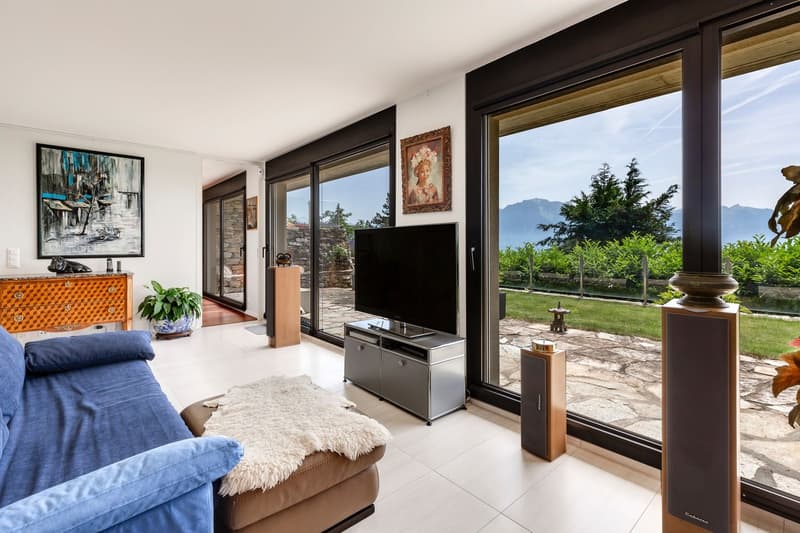 Superba villa contemporanea con vista a 180 gradi sul lago e le Alpi (8)