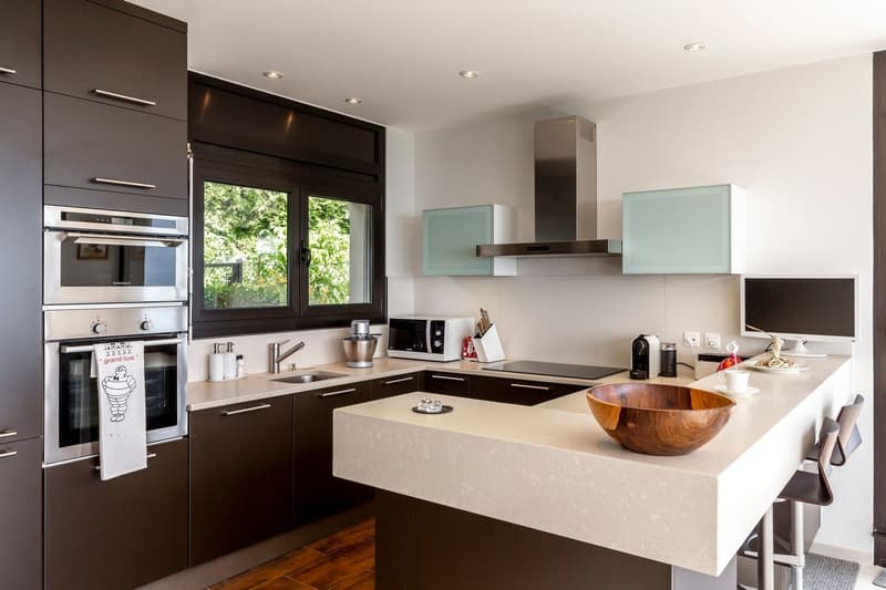Superba villa contemporanea con vista a 180 gradi sul lago e le Alpi (7)