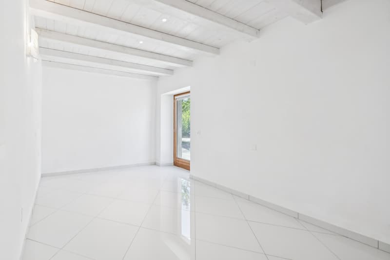 Dreamy old farmhouse with timeless charm (6)