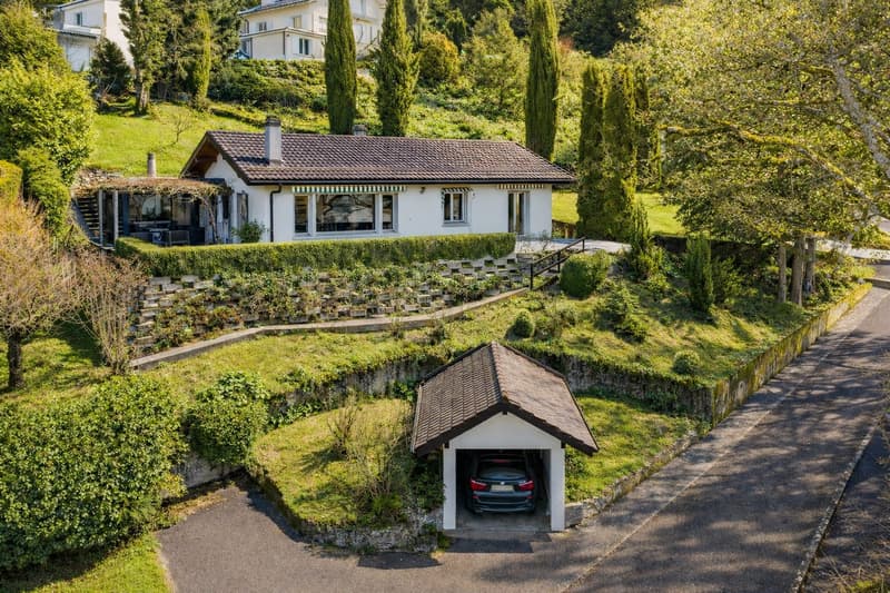 Single-story villa with a view of the lake and the castle (5)