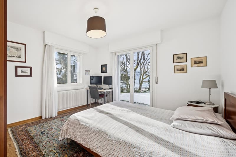 Single-story villa with a view of the lake and the castle (11)