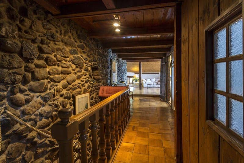 Maison villageoise de caractère balcon en toiture avec très belle vue (7)