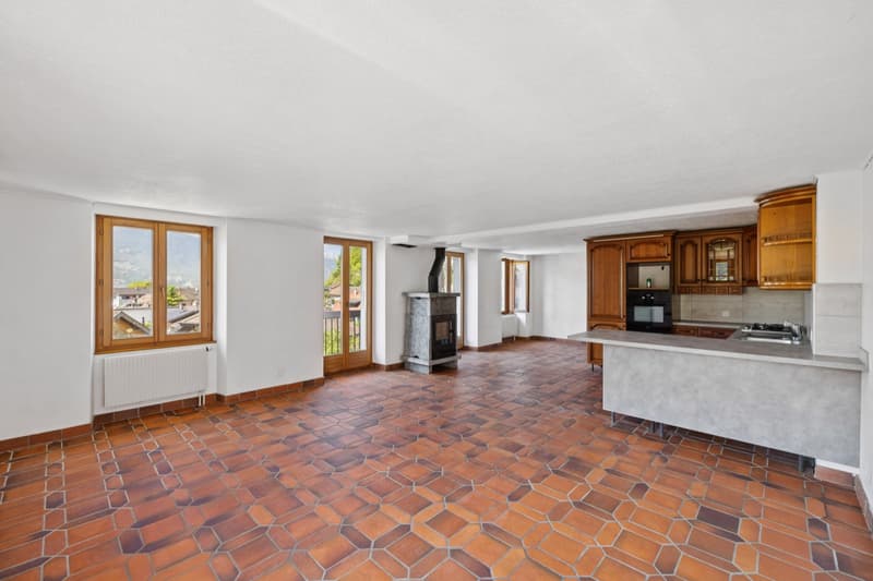 Maison de 3 appartements, aux généreux volumes et vue imprenable sur l (4)