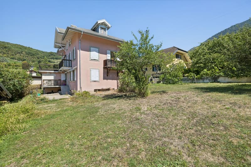 Maison de 3 appartements, aux généreux volumes et vue imprenable sur l (2)