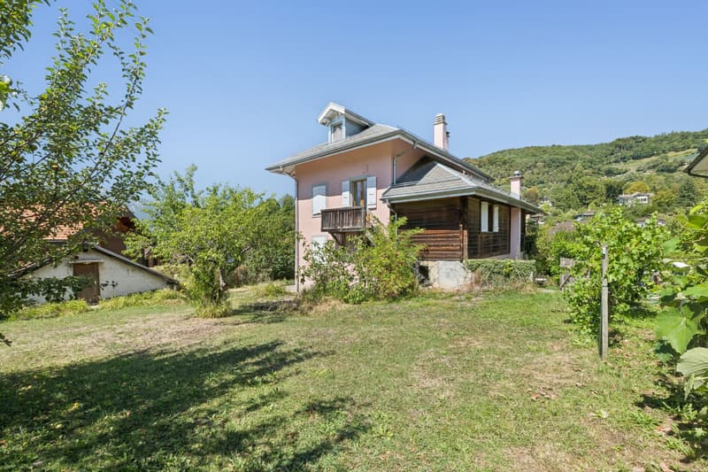 Maison de 3 appartements, aux généreux volumes et vue imprenable sur l (3)
