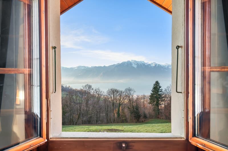 Superbe maison individuelle offrant une magnifique vue sur le lac (1)