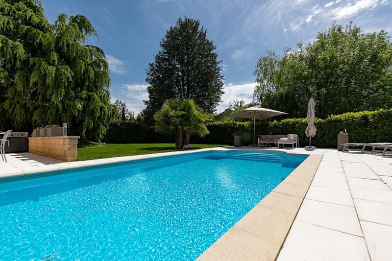 Magnifique propriété de 8.5 pièces avec grande terrasse et jardin (2)