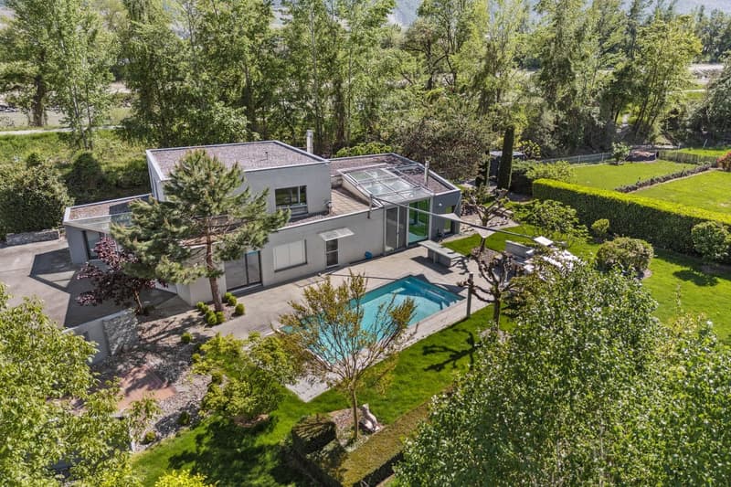 Exclusive villa with pool, spacious rooms and idyllic setting (2)