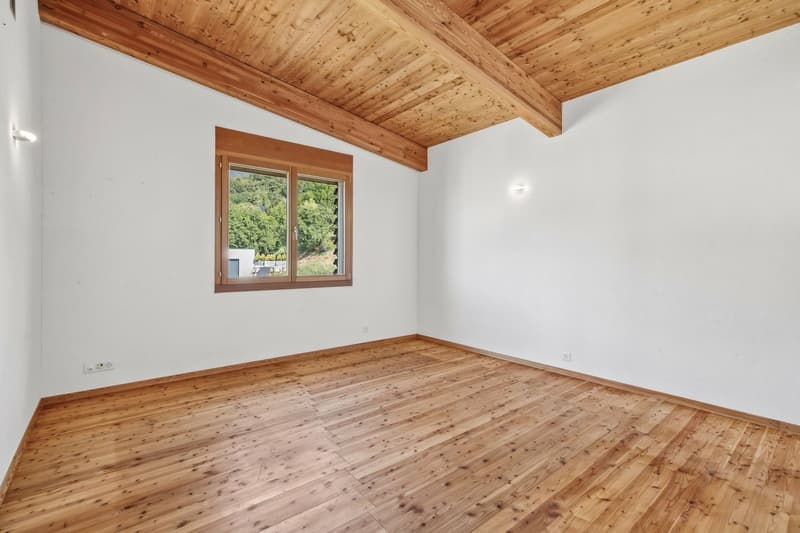 Villa avec annexe indépendante en dominance sur la plaine. (10)