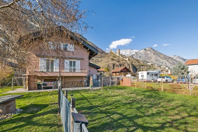 Elegant semi-detached house with vast land in the heart of Saillon (12)