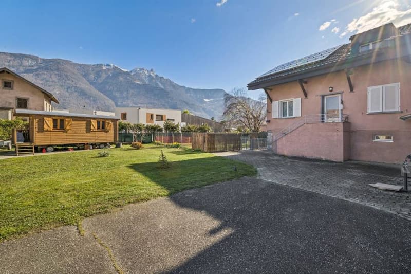 Elegant semi-detached house with vast land in the heart of Saillon (13)