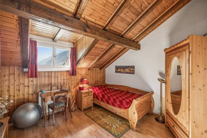 Elegant semi-detached house with vast land in the heart of Saillon (11)