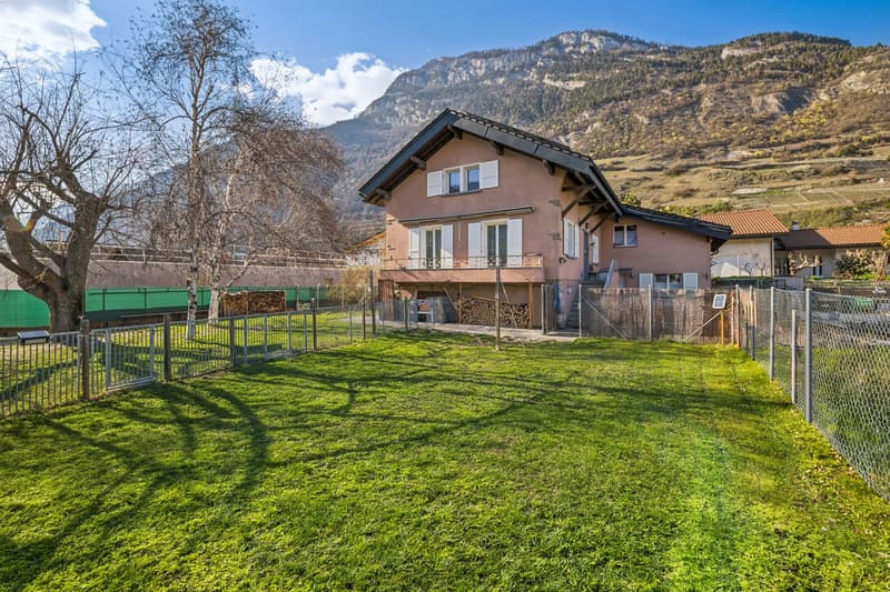 Élégante maison jumelée avec vaste terrain au coeur de Saillon (1)