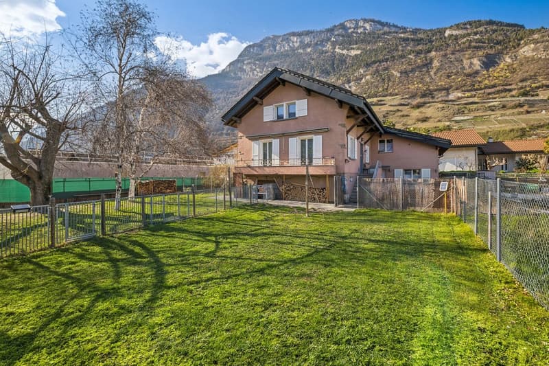 Élégante maison jumelée avec vaste terrain au coeur de Saillon (1)