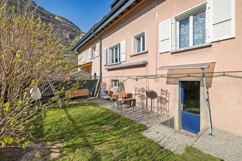 Élégante maison jumelée avec vaste terrain au coeur de Saillon (2)