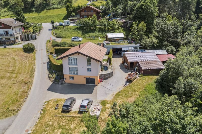 Large property with garages and workshops, 10 minutes from Sion! (1)