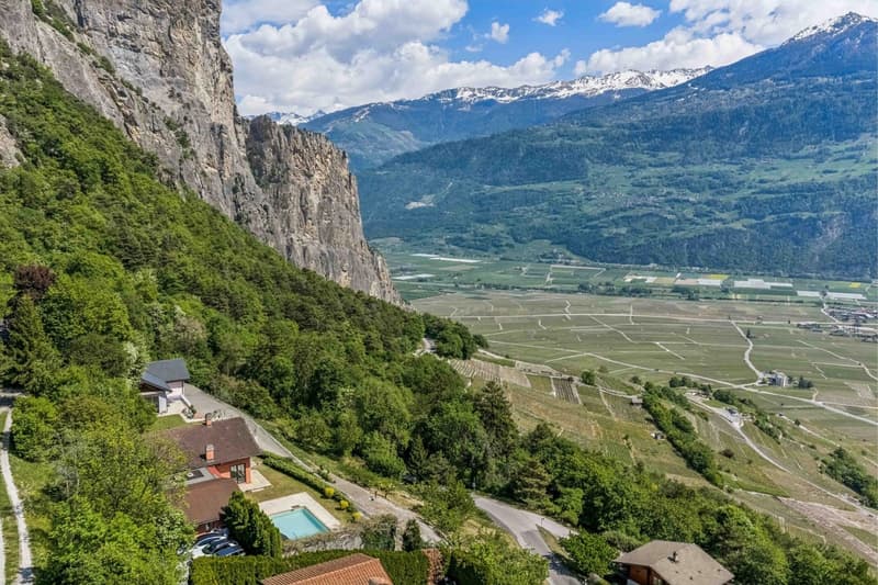 Exceptional villa with pool and spectacular panoramic view of the valley (2)