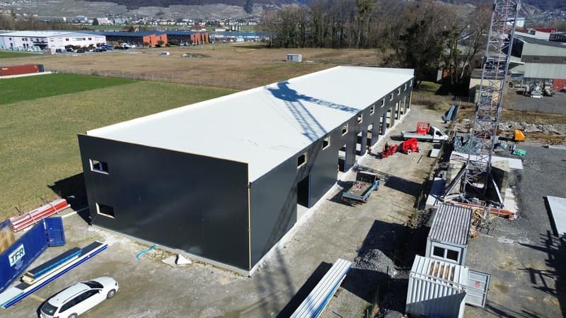 Halle industrielle commerciale avec box, bureaux et entrepôt. (2)